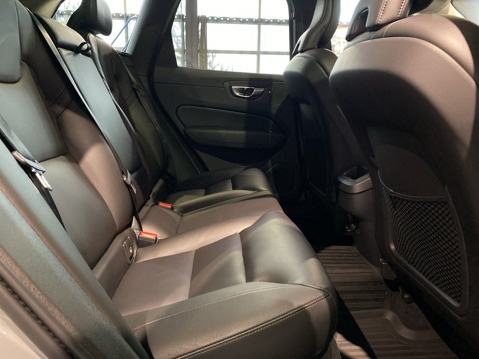 2025 Volvo XC60 Core Dark Theme-21