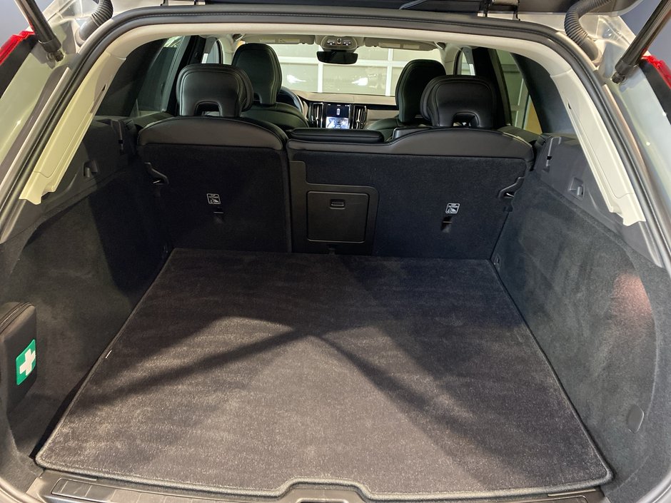 2025 Volvo XC60 Core Dark Theme-19