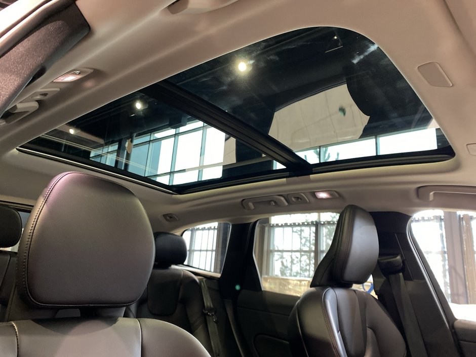 2025 Volvo XC60 Core Dark Theme-24