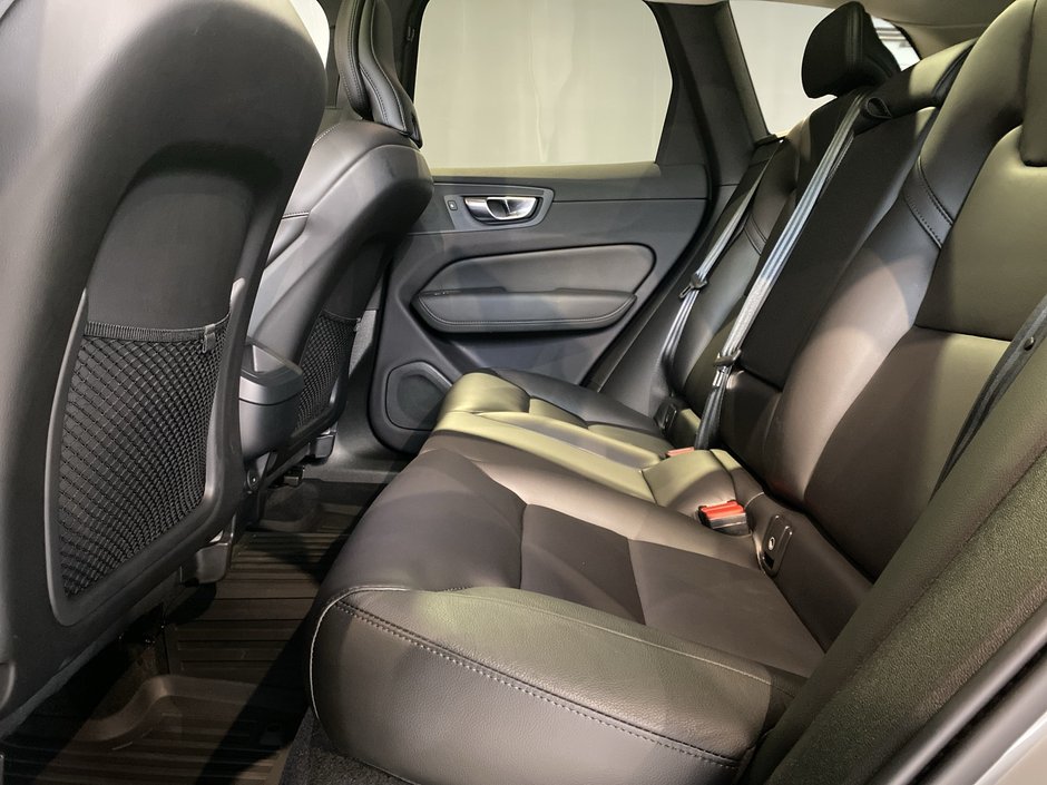 2025 Volvo XC60 Core Dark Theme-17