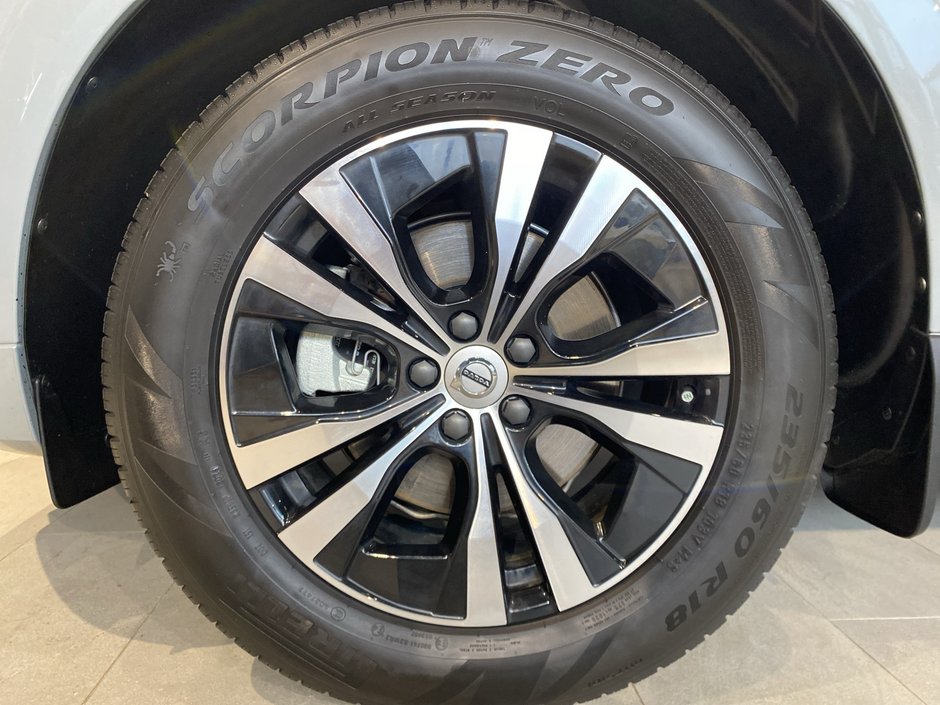 2025 Volvo XC60 Core Dark Theme-8