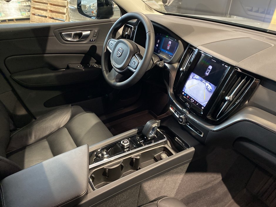 2025 Volvo XC60 Core Dark Theme-23