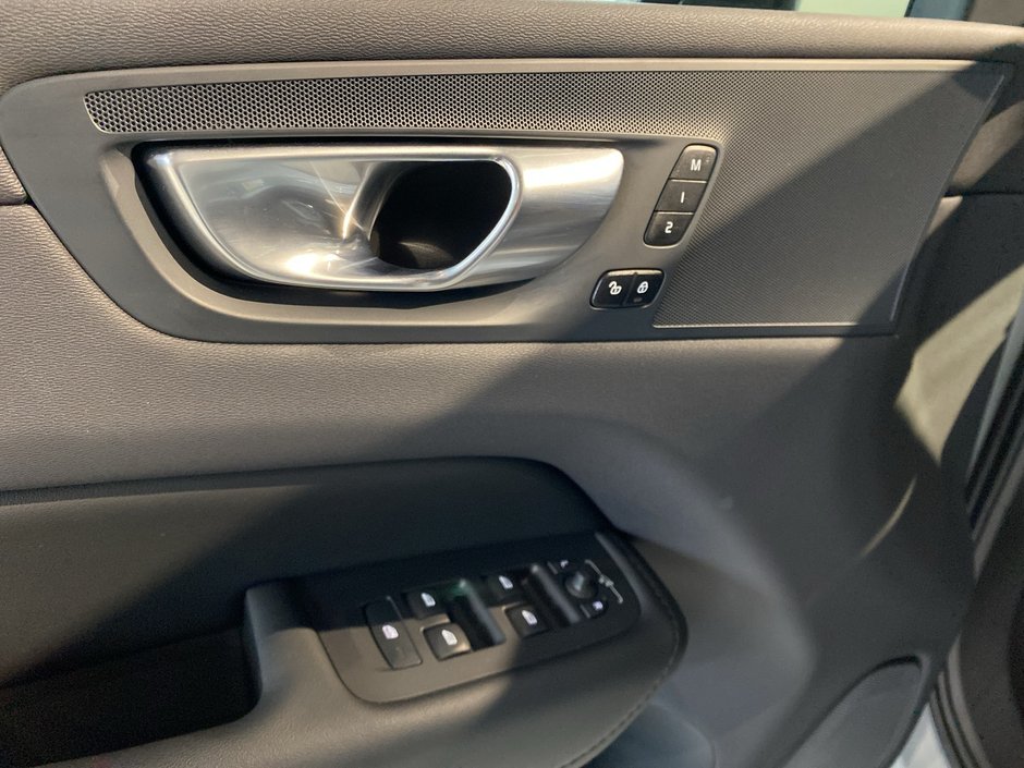 2025 Volvo XC60 Core Dark Theme-11