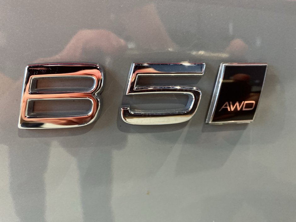 2025 Volvo XC60 Core Dark Theme-26