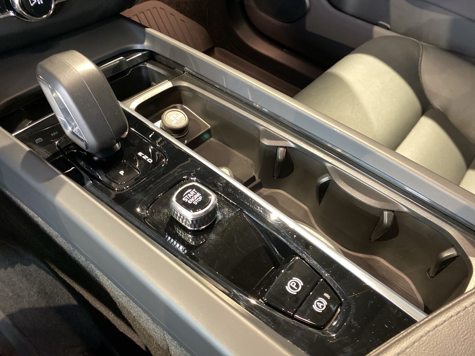 2025 Volvo XC60 Core Dark Theme-13