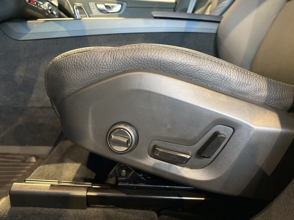 2025 Volvo XC60 B5 AWD Plus Dark Theme-13