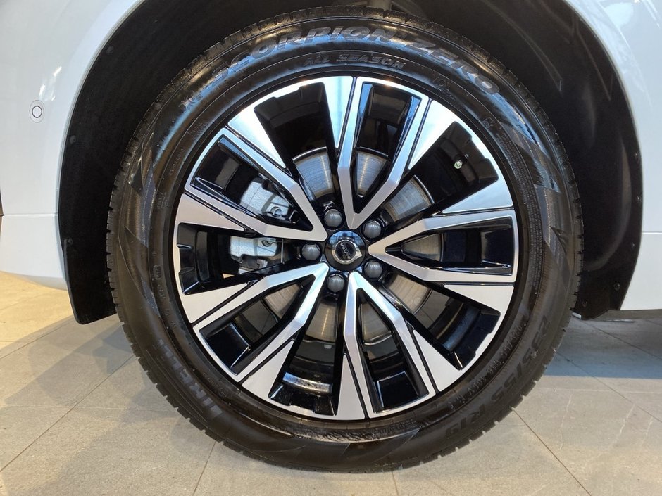 2025 Volvo XC60 B5 AWD Plus Dark Theme-8