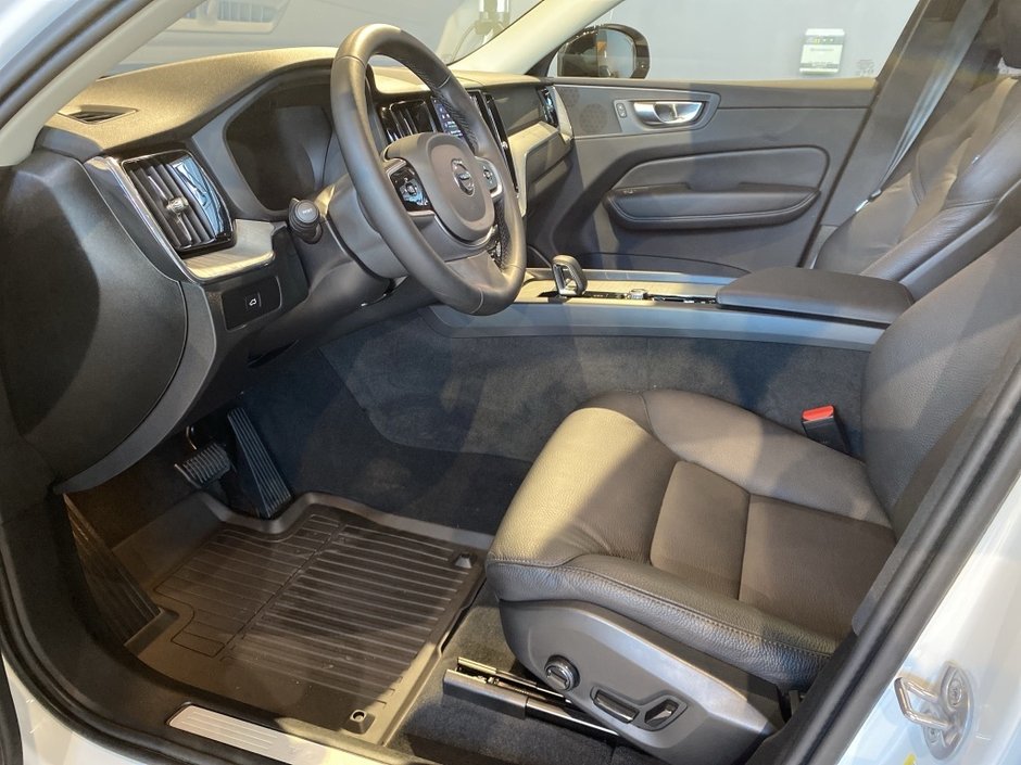 2025 Volvo XC60 B5 AWD Plus Dark Theme-9