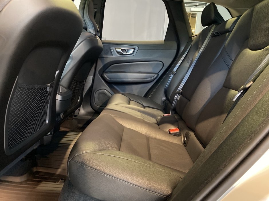 2025 Volvo XC60 B5 AWD Plus Dark Theme-17