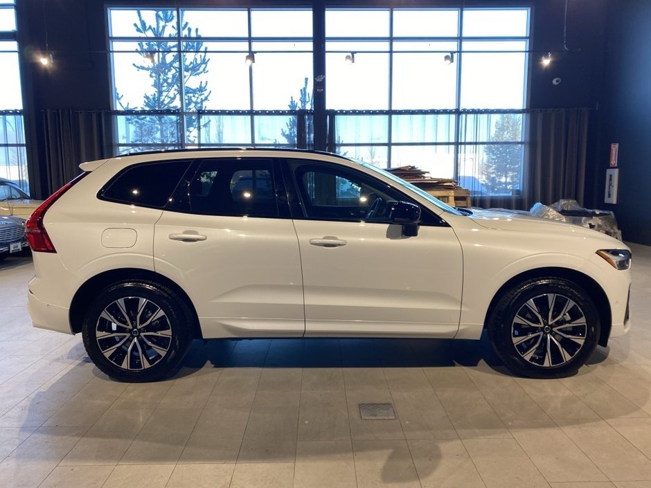 2025 Volvo XC60 B5 AWD Plus Dark Theme-5