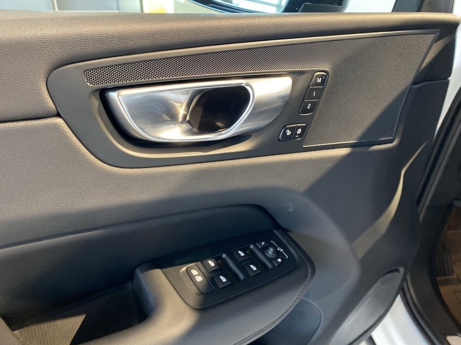 2025 Volvo XC60 B5 AWD Plus Dark Theme-11