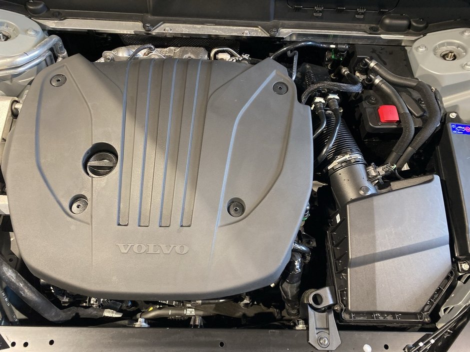 2025 Volvo XC60 B5 AWD Plus Dark Theme-25