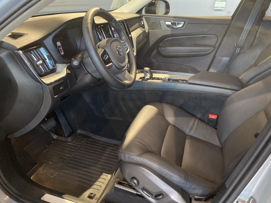 2025 Volvo XC60 B5 AWD Plus Dark Theme-9