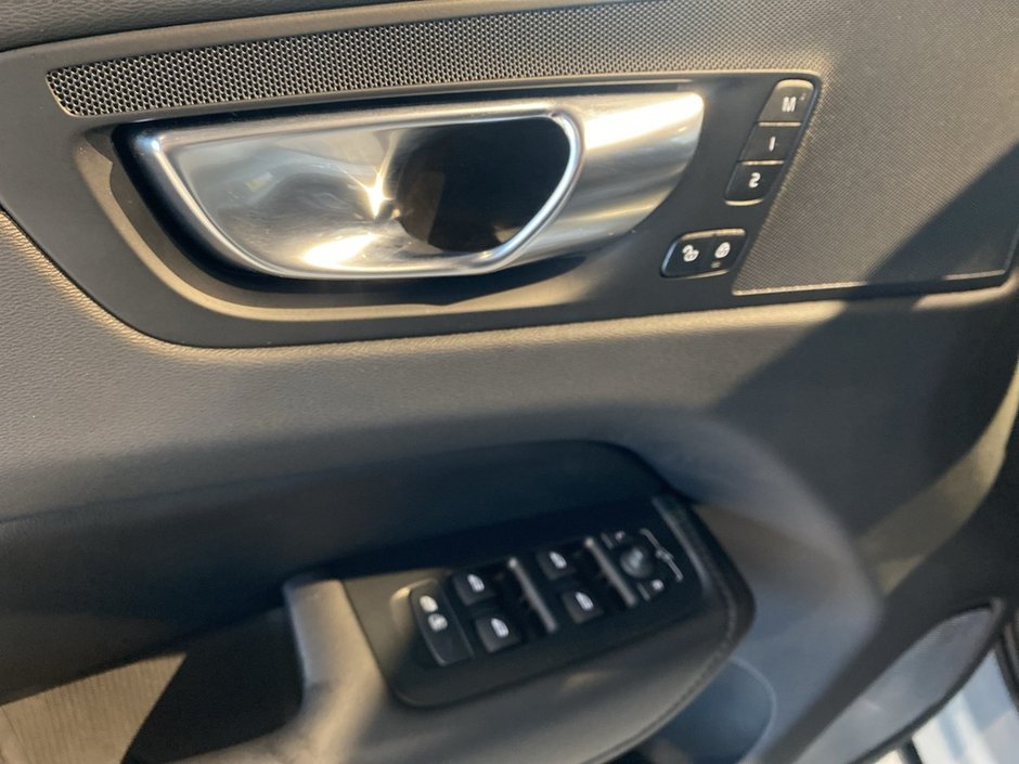 2025 Volvo XC60 B5 AWD Plus Dark Theme-11