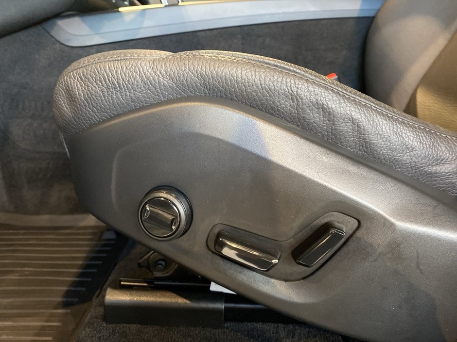 2025 Volvo XC60 B5 AWD Plus Dark Theme-13