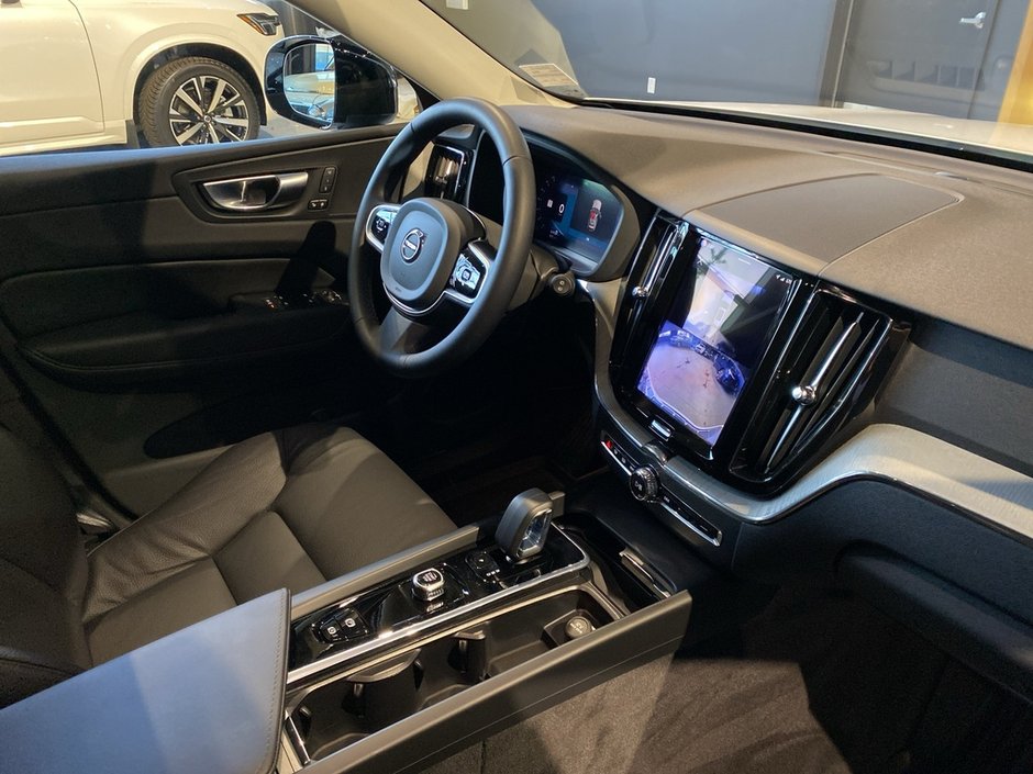2025 Volvo XC60 B5 AWD Plus Dark Theme-23