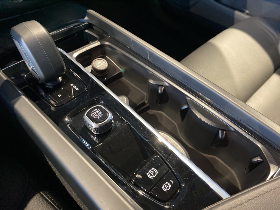 2025 Volvo XC60 B5 AWD Plus Dark Theme-12