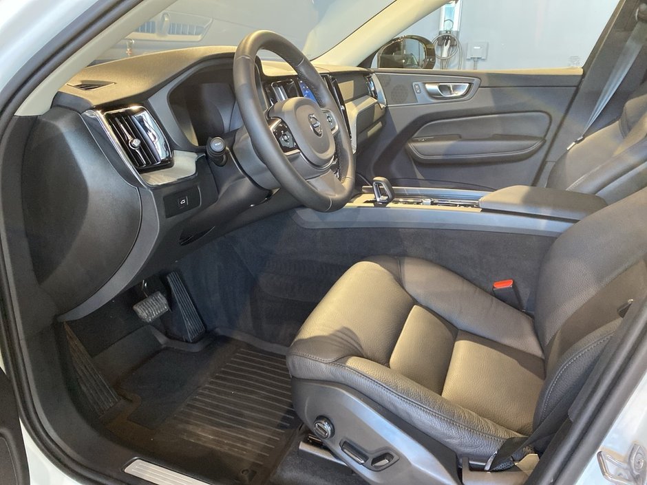 2025 Volvo XC60 B5 AWD Plus Dark Theme-9