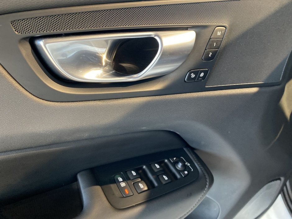 2025 Volvo XC60 B5 AWD Plus Dark Theme-11