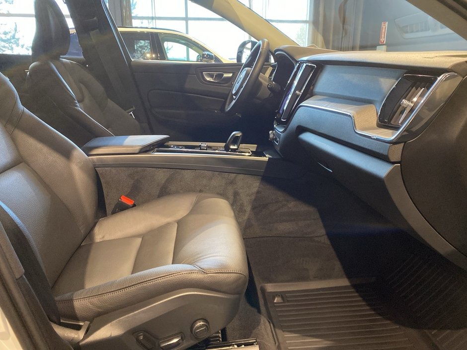 2025 Volvo XC60 B5 AWD Plus Dark Theme-22