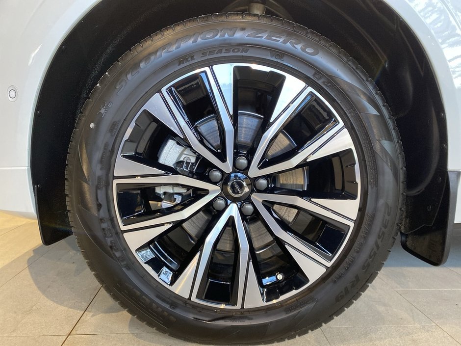 2025 Volvo XC60 B5 AWD Plus Dark Theme-8