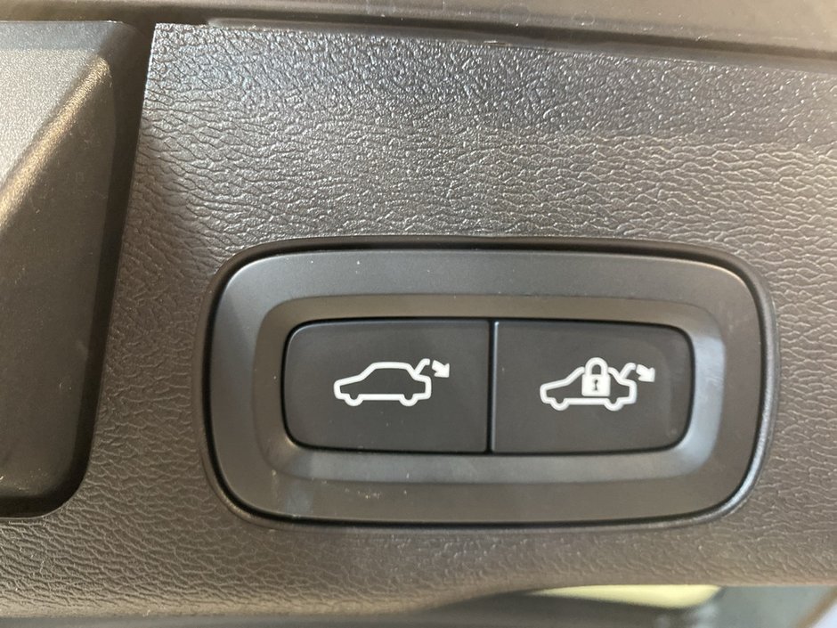 2025 Volvo XC60 B5 AWD Plus Dark Theme-20