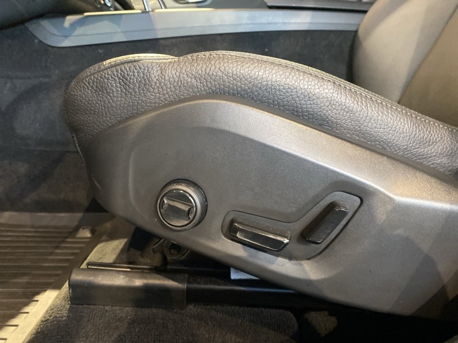 2025 Volvo XC60 B5 AWD Plus Dark Theme-13