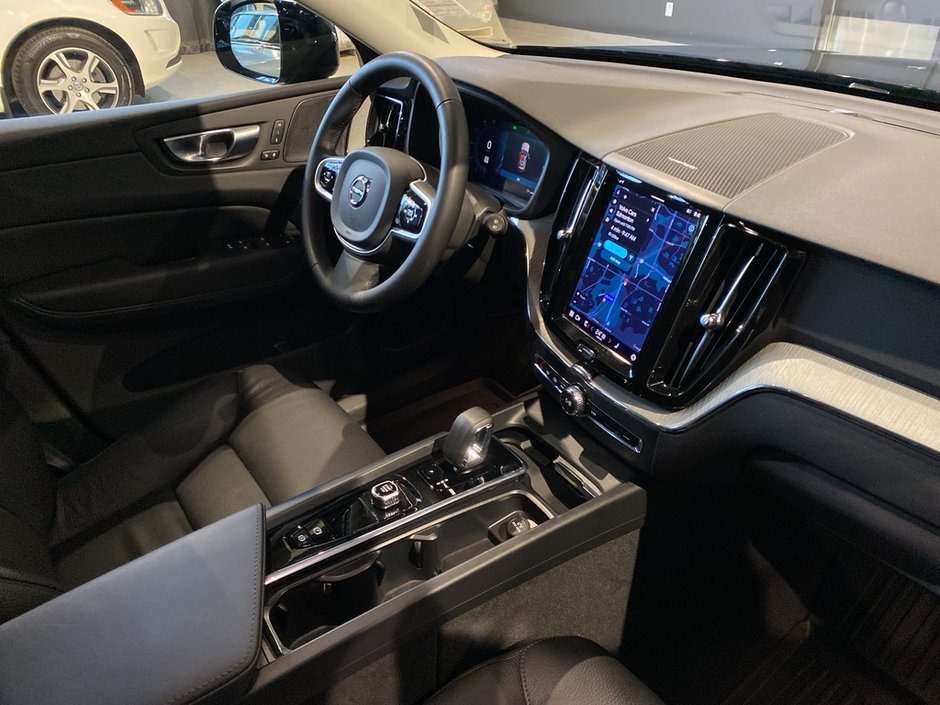 2025 Volvo XC60 B5 AWD Plus Dark Theme-23