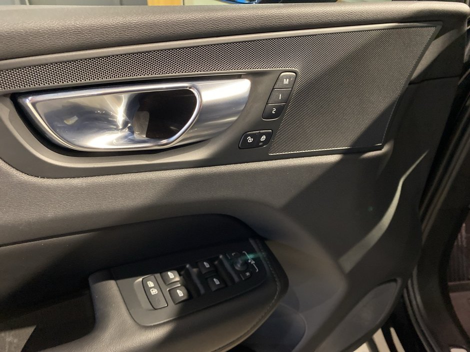 2025 Volvo XC60 B5 AWD Plus Dark Theme-11