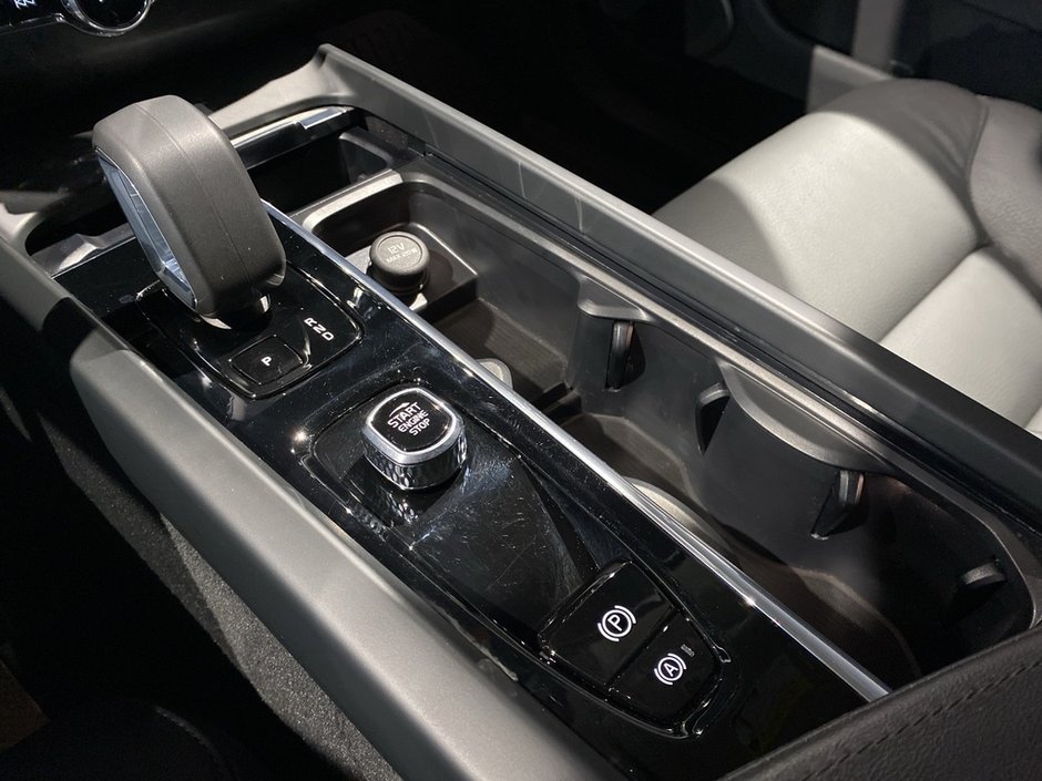 2025 Volvo XC60 B5 AWD Plus Dark Theme-12