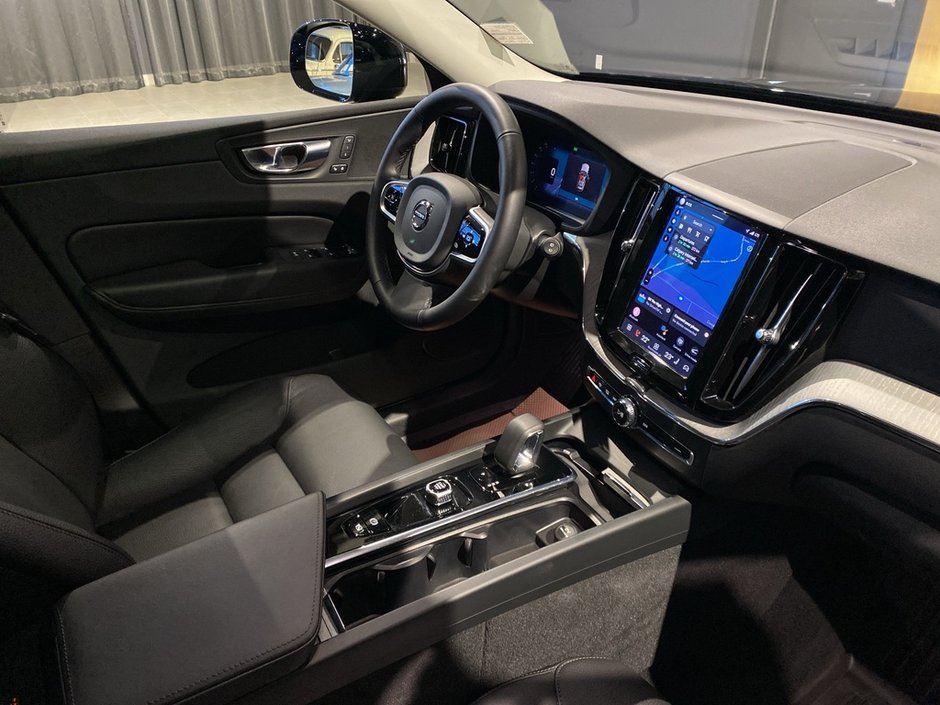 2025 Volvo XC60 B5 AWD Plus Dark Theme-23