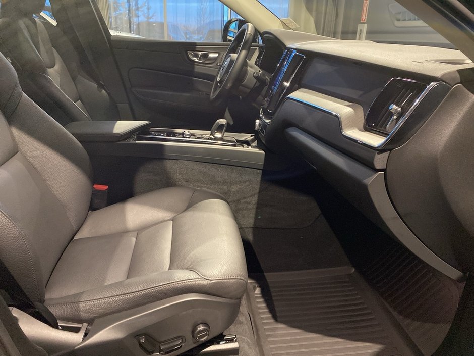 2025 Volvo XC60 B5 AWD Plus Dark Theme-22