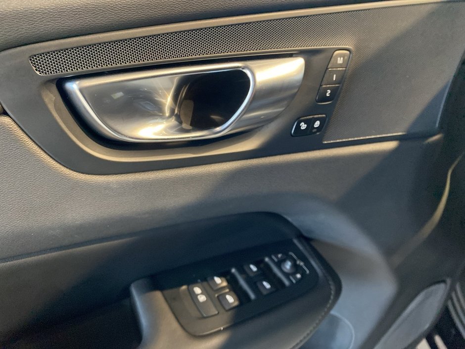 2025 Volvo XC60 B5 AWD Plus Dark Theme-13