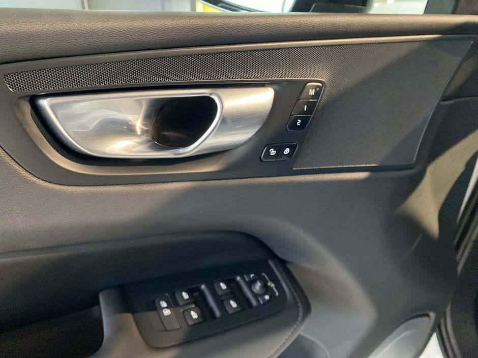 2025 Volvo XC60 B5 AWD Plus Dark Theme-11