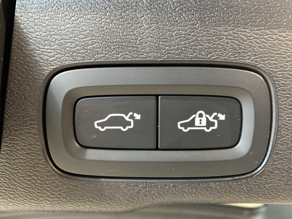 2025 Volvo XC60 B5 AWD Plus Dark Theme-20