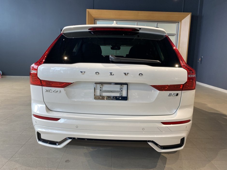 2025 Volvo XC60 B5 AWD Plus Dark Theme-3