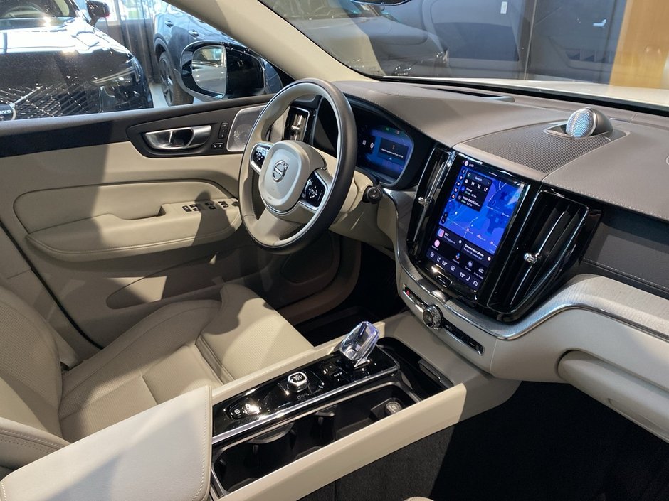 2025 Volvo XC60 B5 AWD Ultra Dark Theme-23