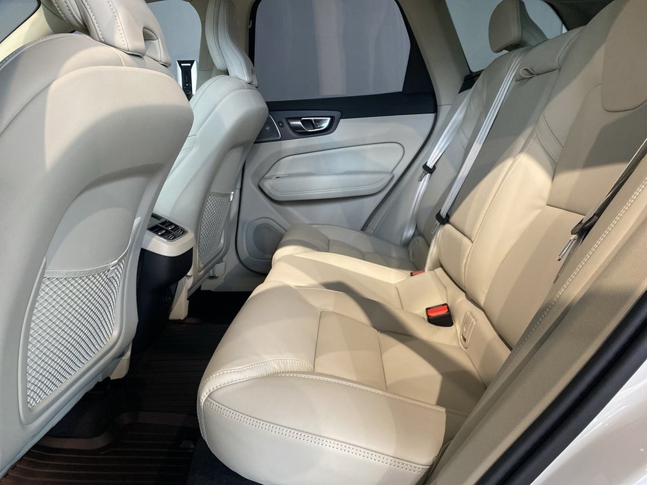 2025 Volvo XC60 B5 AWD Ultra Dark Theme-18