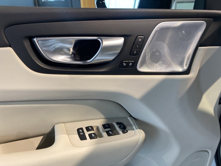 2025 Volvo XC60 B5 AWD Ultra Dark Theme-11