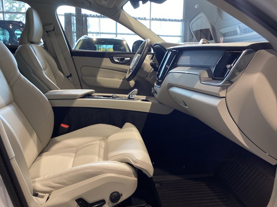 2025 Volvo XC60 B5 AWD Ultra Dark Theme-22
