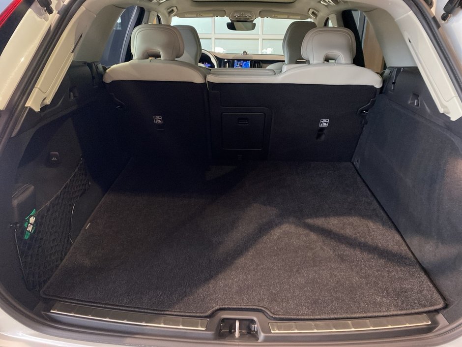 2025 Volvo XC60 B5 AWD Ultra Dark Theme-19