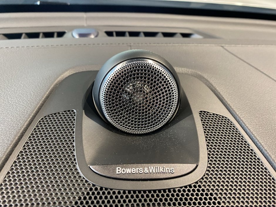 2025 Volvo XC60 B5 AWD Ultra Dark Theme-15