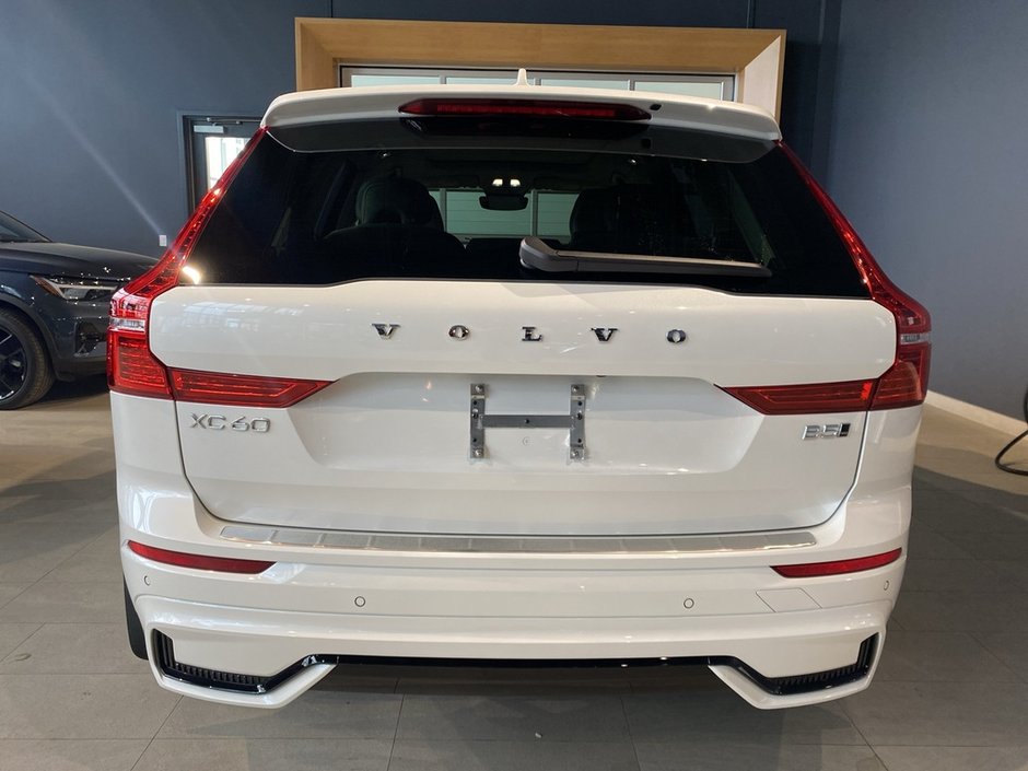 2025 Volvo XC60 B5 AWD Ultra Dark Theme-3