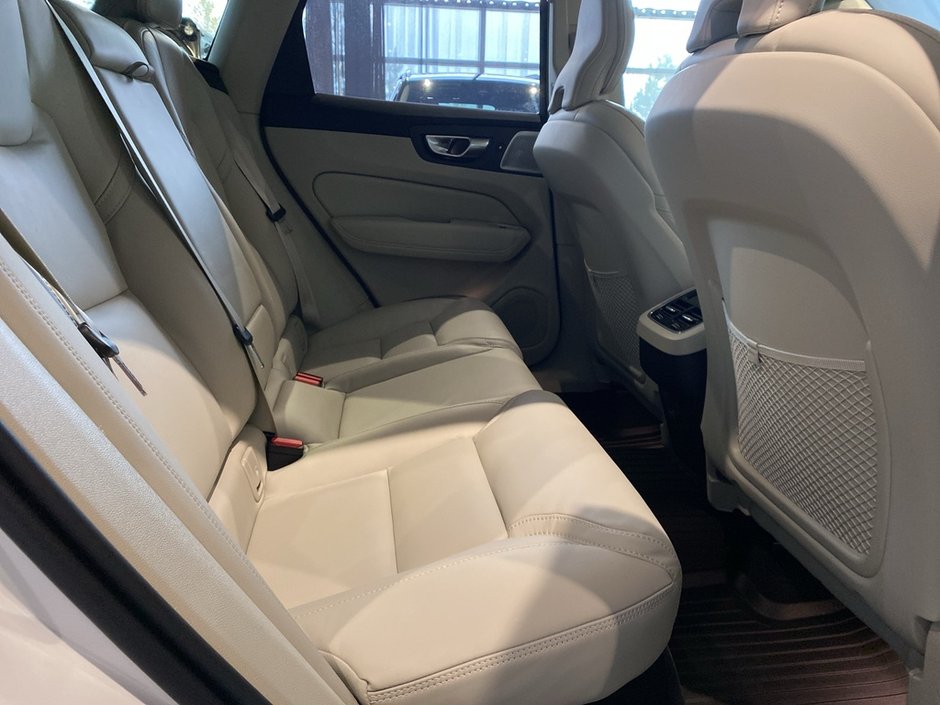 2025 Volvo XC60 B5 AWD Ultra Dark Theme-21