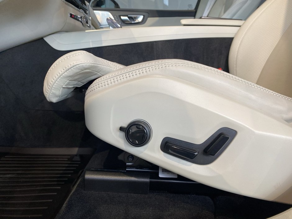2025 Volvo XC60 B5 AWD Ultra Dark Theme-12