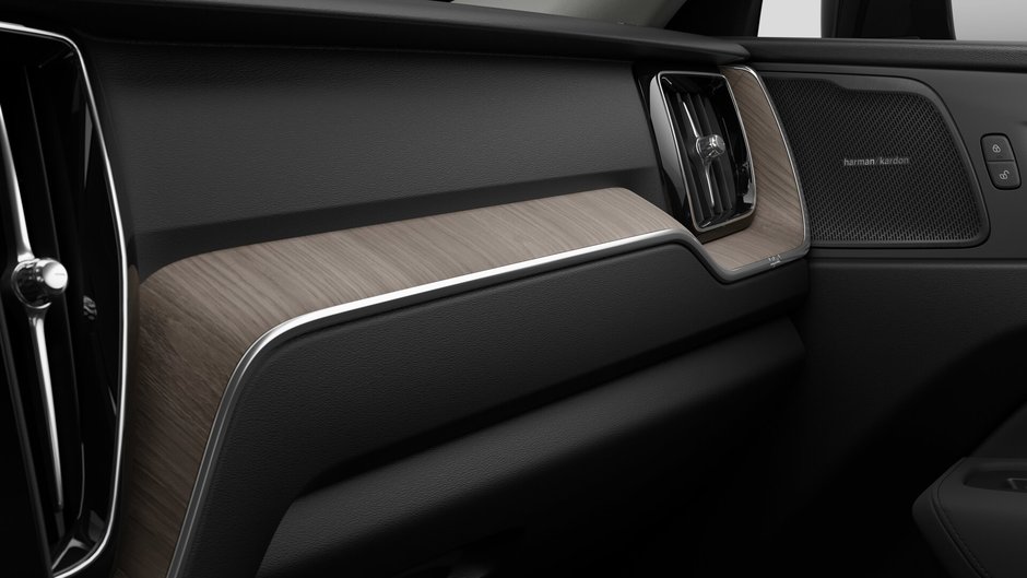 2027 Volvo XC60 Plus Dark Theme-8