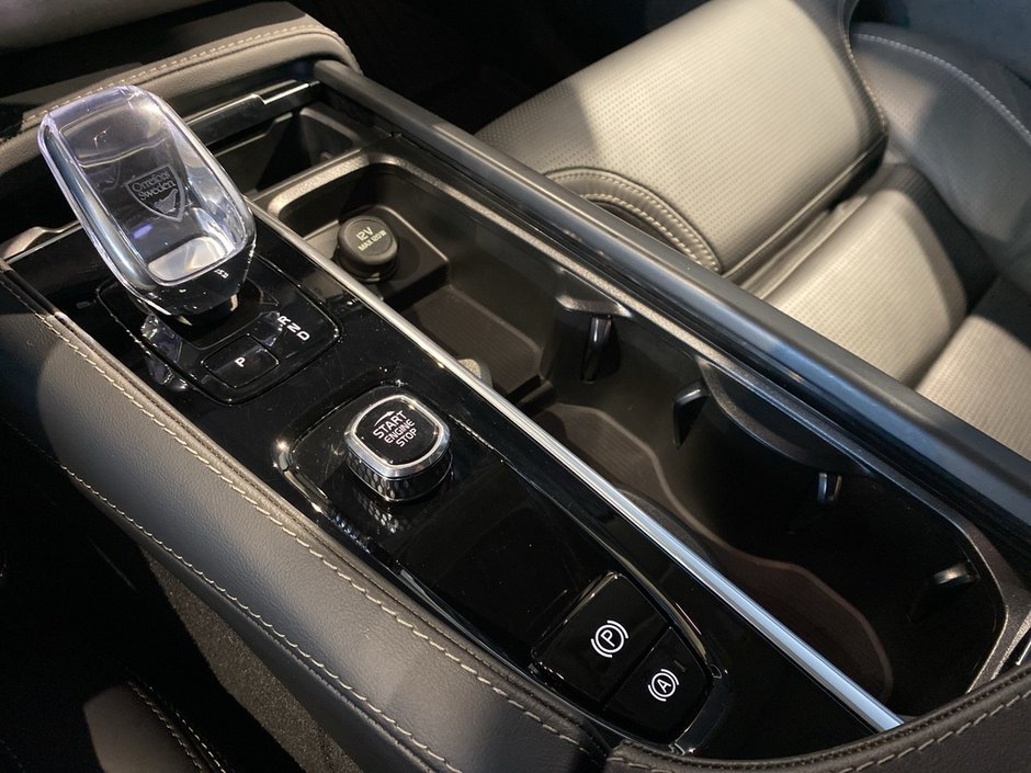 2025 Volvo XC90 Plug-In Hybrid T8 AWD Ultra Bright Theme 7-Seater-12