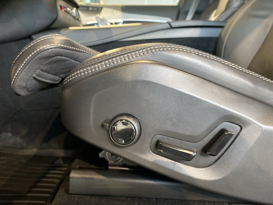 2025 Volvo XC90 Plug-In Hybrid T8 AWD Ultra Bright Theme 7-Seater-13