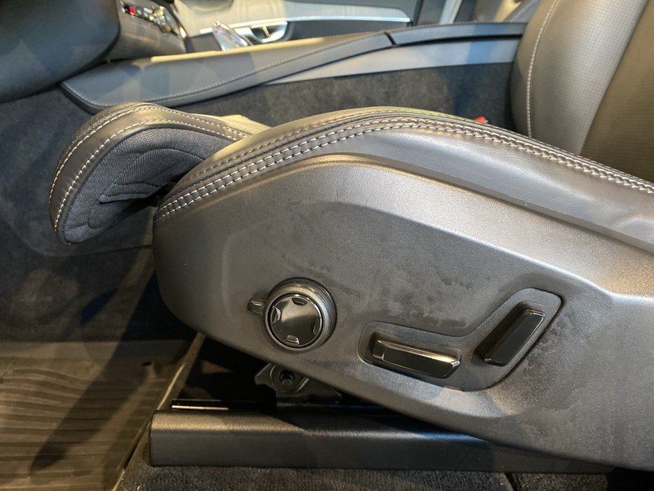 2025 Volvo XC90 Plug-In Hybrid T8 AWD Ultra Bright Theme 7-Seater-13