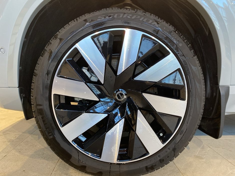2025 Volvo XC90 Plug-In Hybrid T8 AWD Ultra Bright Theme 7-Seater-8